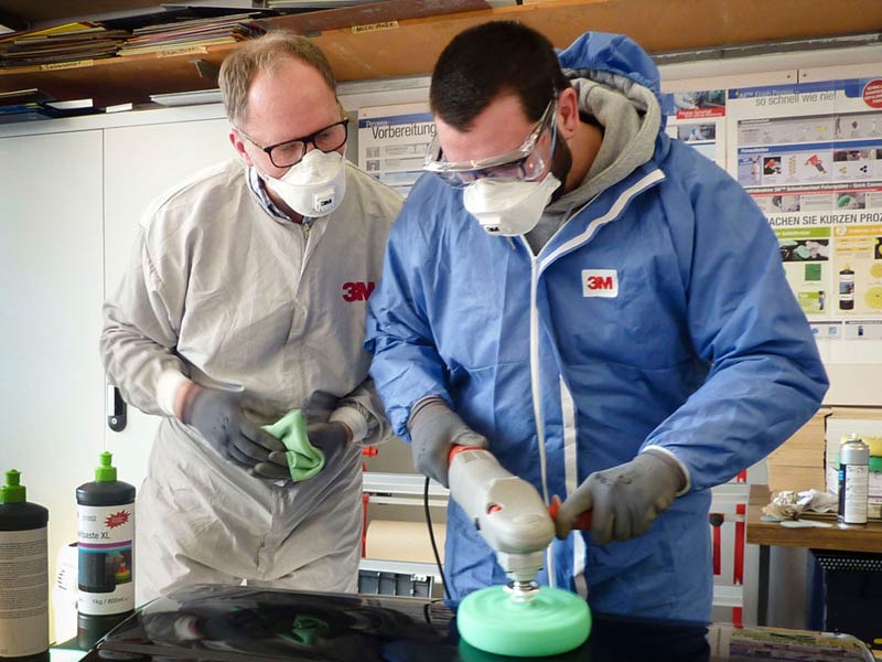 29.2.2016: Fahrzeuglackierer machen Oberflächenaufbereitung