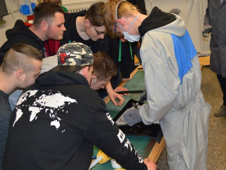 Workshop mit Werkstattlehrer Herr Öz, dem 3M-Außendienstmitarbeiter Herrn Brodda und die Fahrzeuglackierer-Mittelstufe