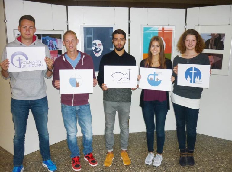 Schülerinnen und Schüler der G13-2 bei der Präsentation der Entwürfe - Joulian Qorayt mit seinem Siegerentwurf in der Mitte.