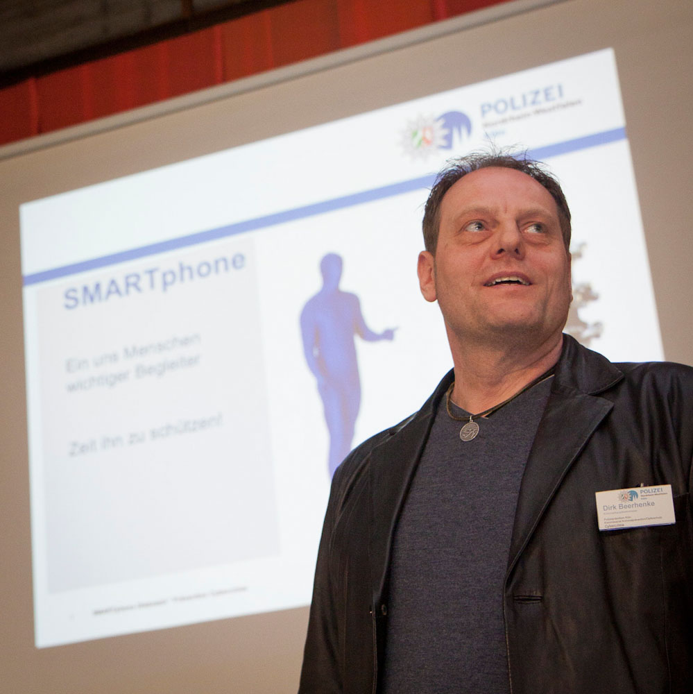 EKHK Günter Korn veranschaulicht die Methoden professioneller Teams von Taschendieben