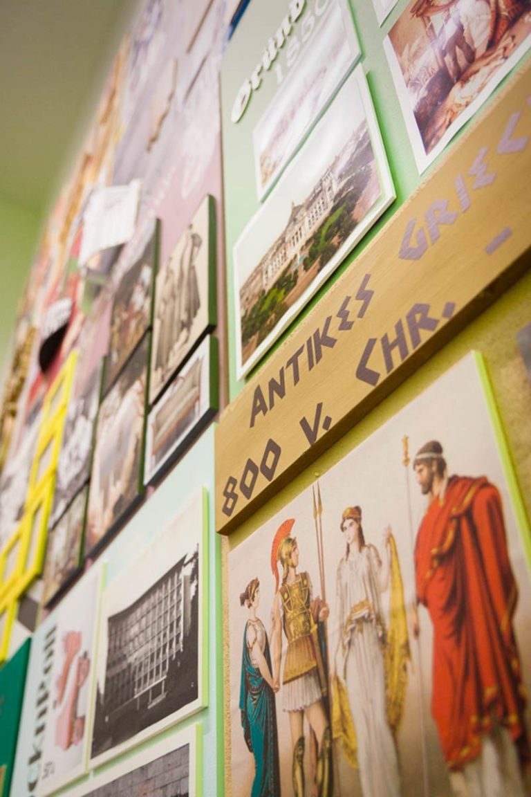 Wandgestaltung im Treppenhaus des RRBK