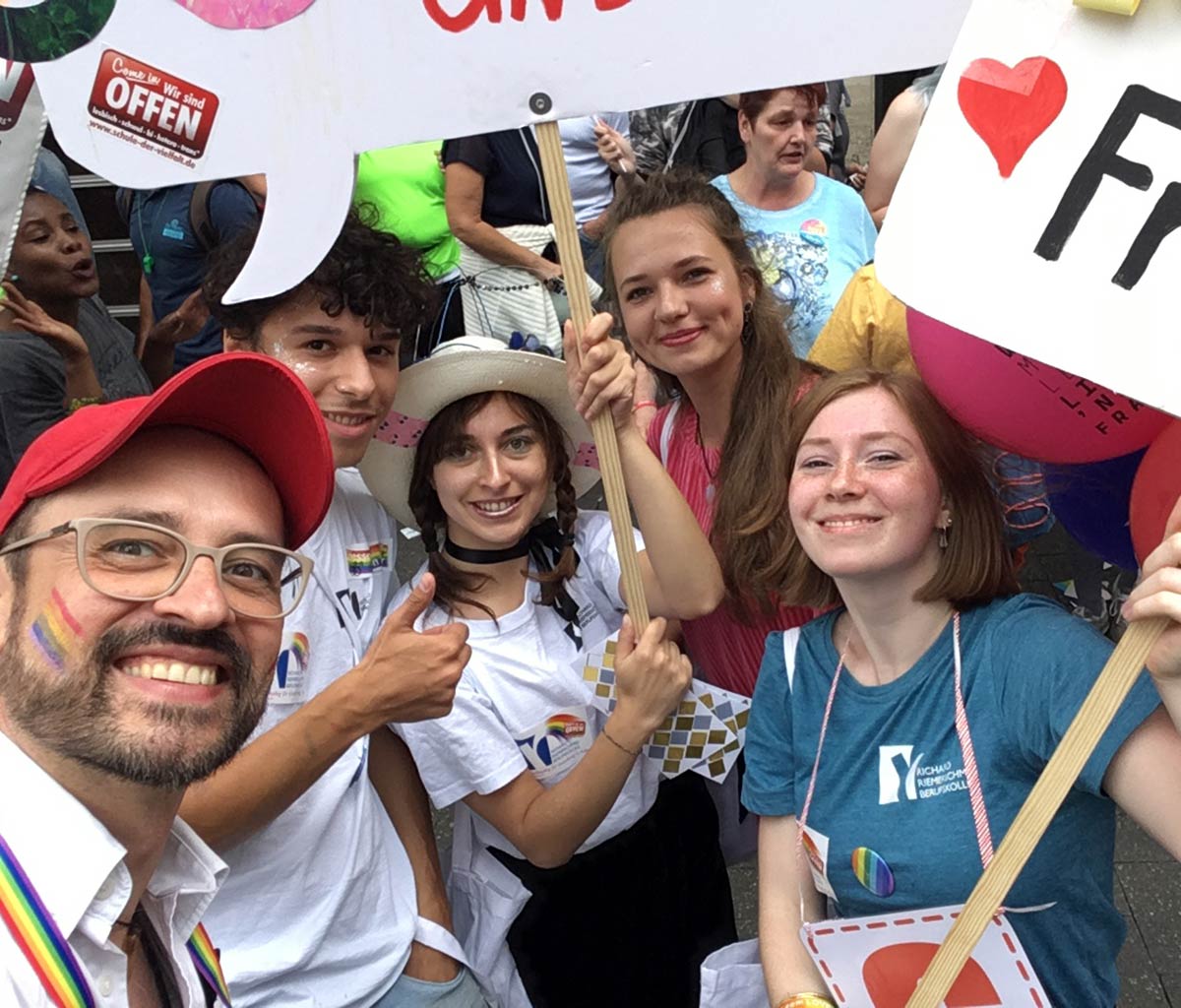 Lehrer Wolfgang Rachl und Schüler*innen des RRBK auf dem CSD 2019