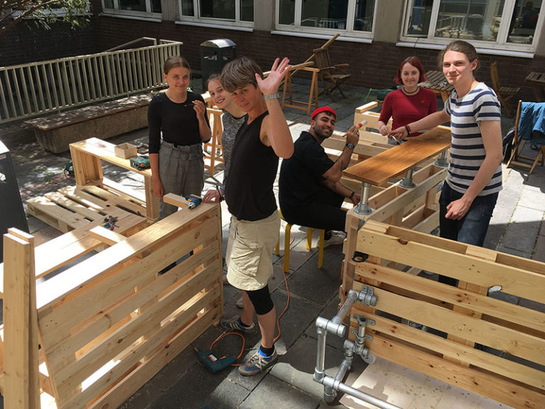 Projekt „Gesunde Schule“ – neue Möbel für den Schulhof