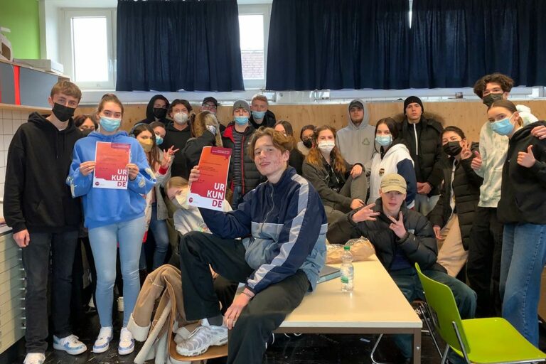 Die G11.2 des beruflichen Gymnasiums hat im Fach Gesellschaftslehre mit Geschichte bei Frau Nolde am Wettbewerb der Bundeszentrale für politische Bildung teilgenommen.