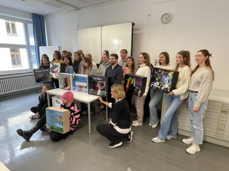 Entfalte DICH selbst – Schaufenstergestaltung für 10 Jahre Schule der Vielfalt