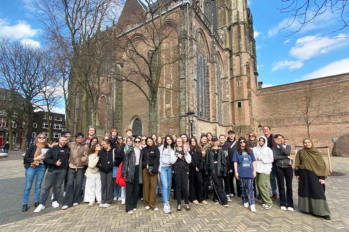 Klassenfahrt AS2O1 und AS3O1 im März 2024 nach Utrecht: Das obligatorische Gruppenfoto