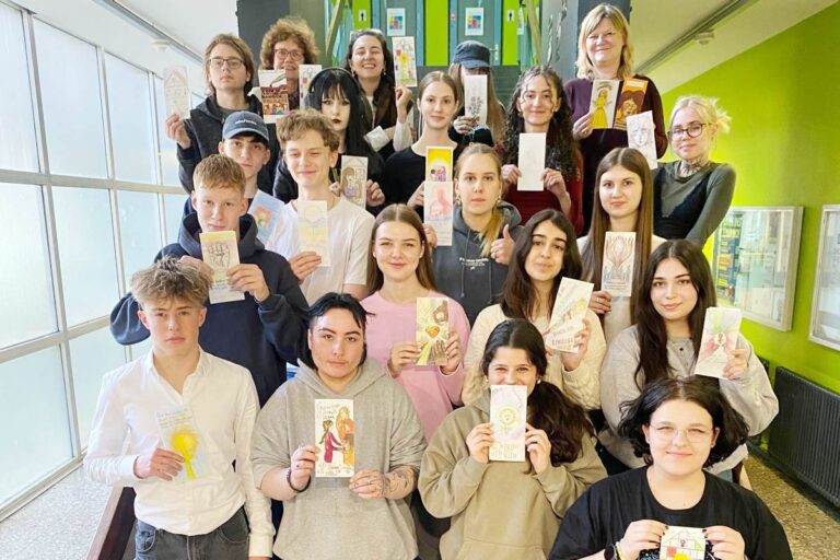 Die Klasse AS3U2 hat im Zeichenunterricht bei Frau Höppner am diesjährigen Wettbewerb für den Neujahrsgruß 2025 der Autonomen Frauenhäuser Köln teilgenommen
