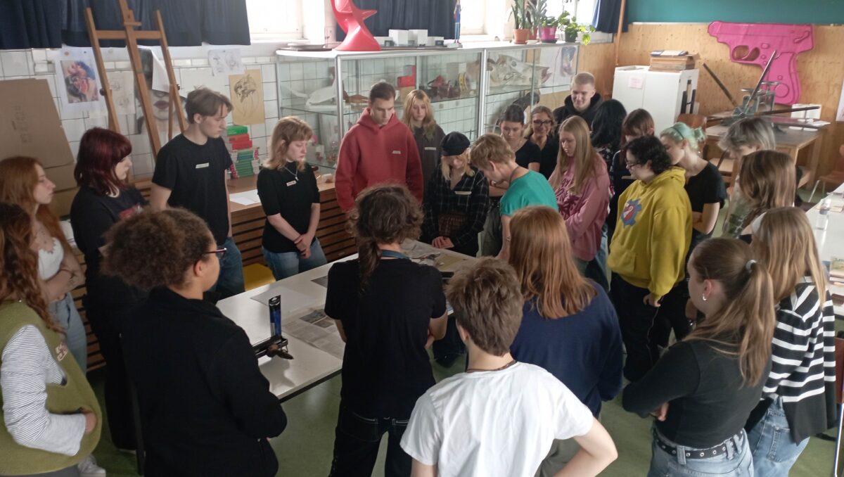 Künstlerischer Workshop mit Illustratorin Katrin Stangl – Unterstufe AS3 U1a taucht in experimentelle Grafik ein