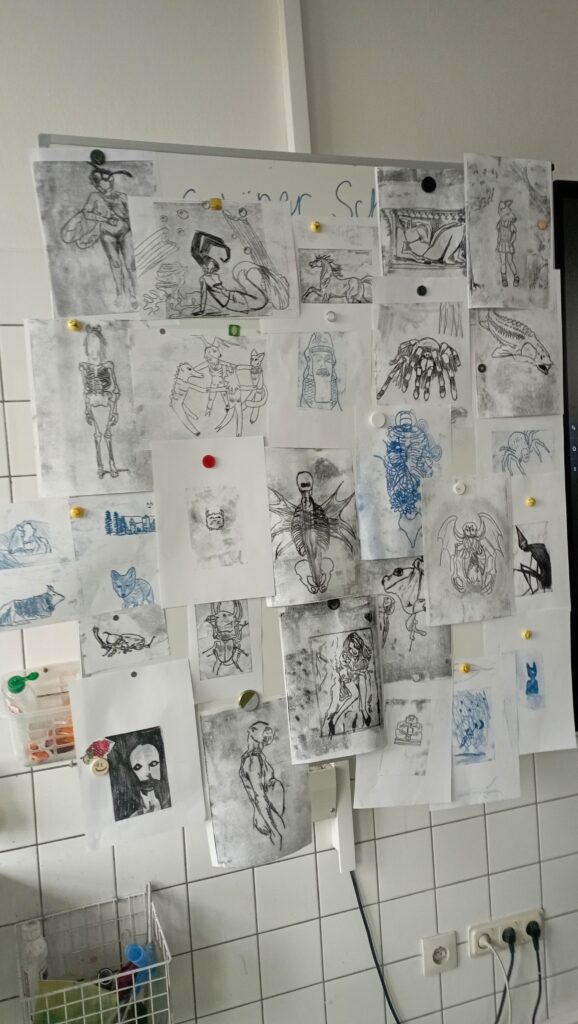 Künstlerischer Workshop mit Illustratorin Katrin Stangl – Unterstufe AS3 U1a taucht in experimentelle Grafik ein