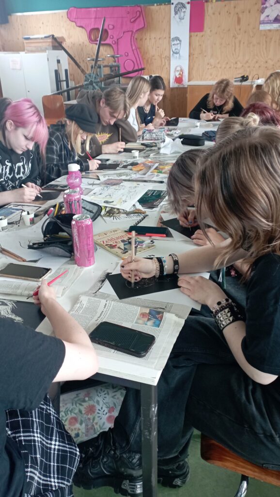 Künstlerischer Workshop mit Illustratorin Katrin Stangl – Unterstufe AS3 U1a taucht in experimentelle Grafik ein