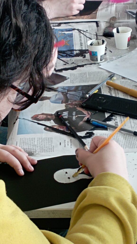 Künstlerischer Workshop mit Illustratorin Katrin Stangl – Unterstufe AS3 U1a taucht in experimentelle Grafik ein