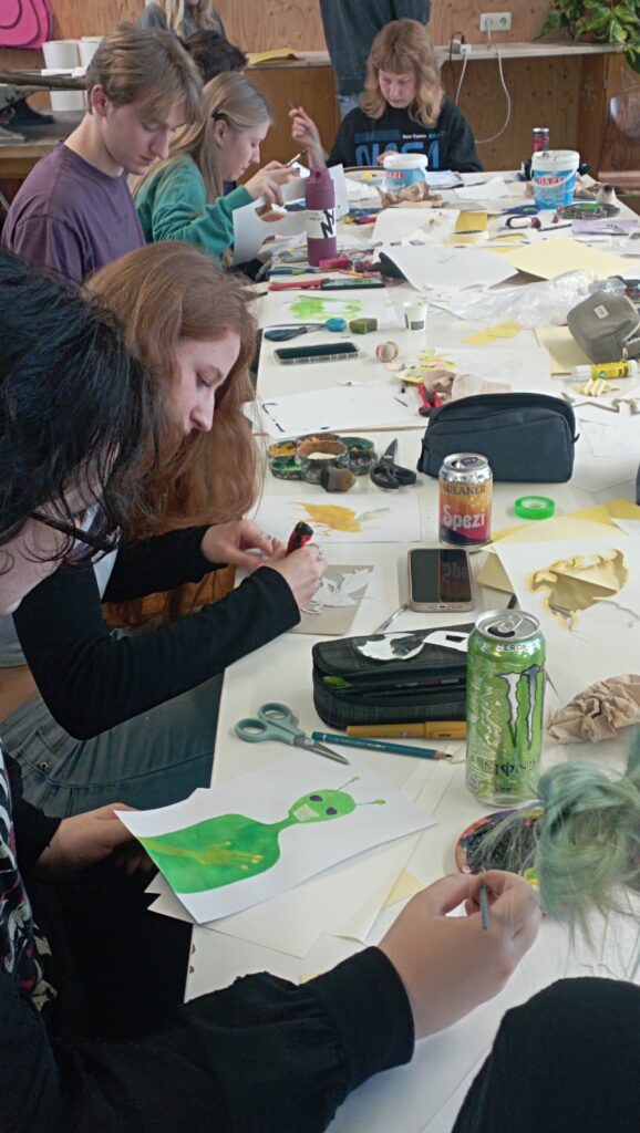 Künstlerischer Workshop mit Illustratorin Katrin Stangl – Unterstufe AS3 U1a taucht in experimentelle Grafik ein