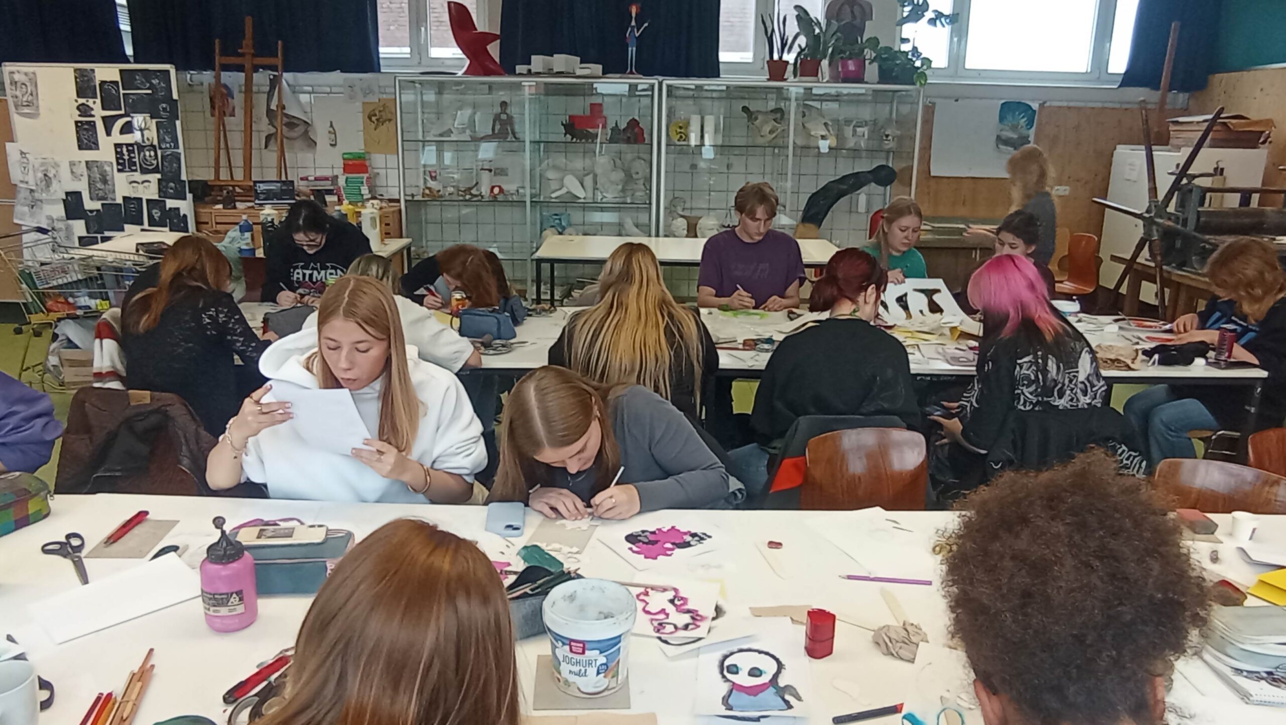 Künstlerischer Workshop mit Illustratorin Katrin Stangl – Unterstufe AS3 U1a taucht in experimentelle Grafik ein