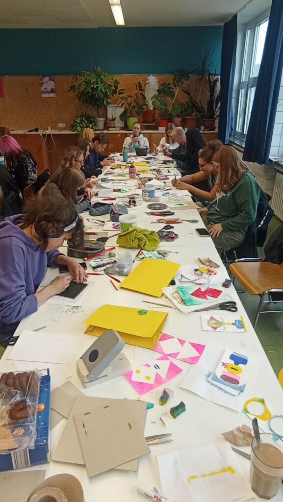 Künstlerischer Workshop mit Illustratorin Katrin Stangl – Unterstufe AS3 U1a taucht in experimentelle Grafik ein