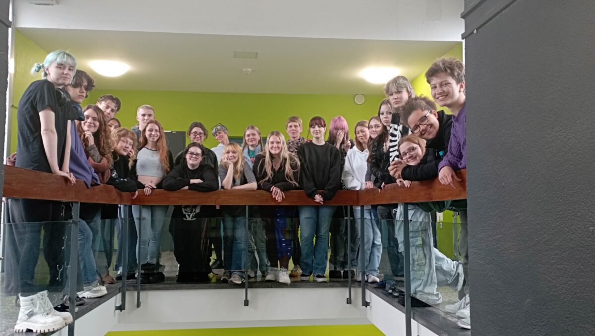 Künstlerischer Workshop mit Illustratorin Katrin Stangl – Unterstufe AS3 U1a taucht in experimentelle Grafik ein