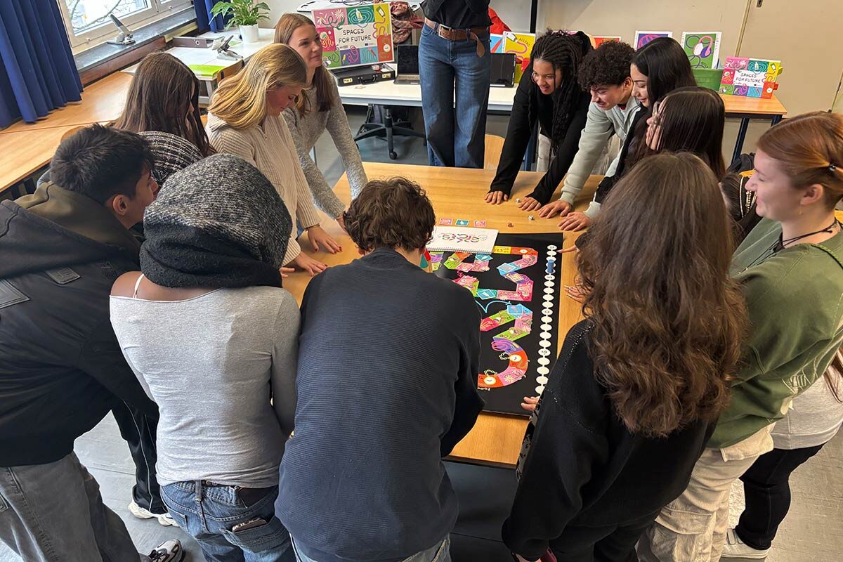 Am 4. November 2025 stand an der Fachoberschule des RRBK alles im Zeichen des Klimas. Im Rahmen des europäischen Kulturprojekts „Spaces for Future“ nahmen die Schüler*innen der Klasse 11,12 und 13 an einem besonderen Workshop des STUDIO 7 Theaters aus Schwerte teil. Mit einem eigens entwickelten Brettspiel zur Klimakrise reisten die Klassen gedanklich von der Gegenwart bis ins Jahr 2100.