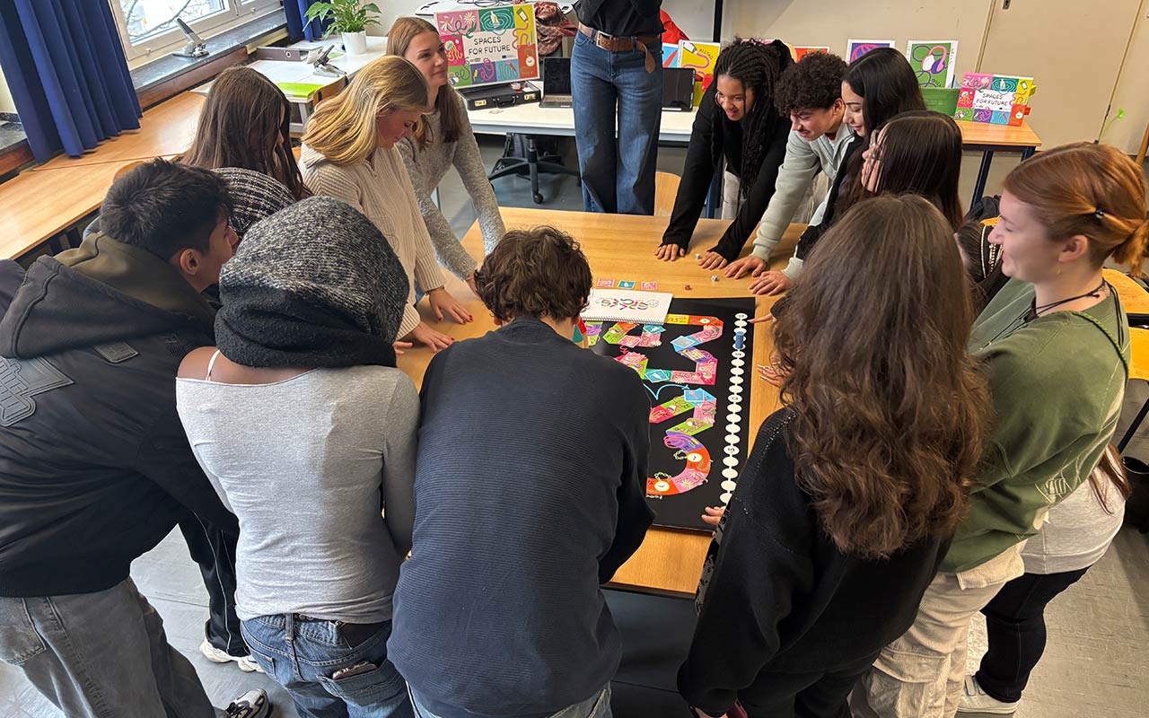 Am 4. November 2025 stand an der Fachoberschule des RRBK alles im Zeichen des Klimas. Im Rahmen des europäischen Kulturprojekts „Spaces for Future“ nahmen die Schüler*innen der Klasse 11,12 und 13 an einem besonderen Workshop des STUDIO 7 Theaters aus Schwerte teil. Mit einem eigens entwickelten Brettspiel zur Klimakrise reisten die Klassen gedanklich von der Gegenwart bis ins Jahr 2100.