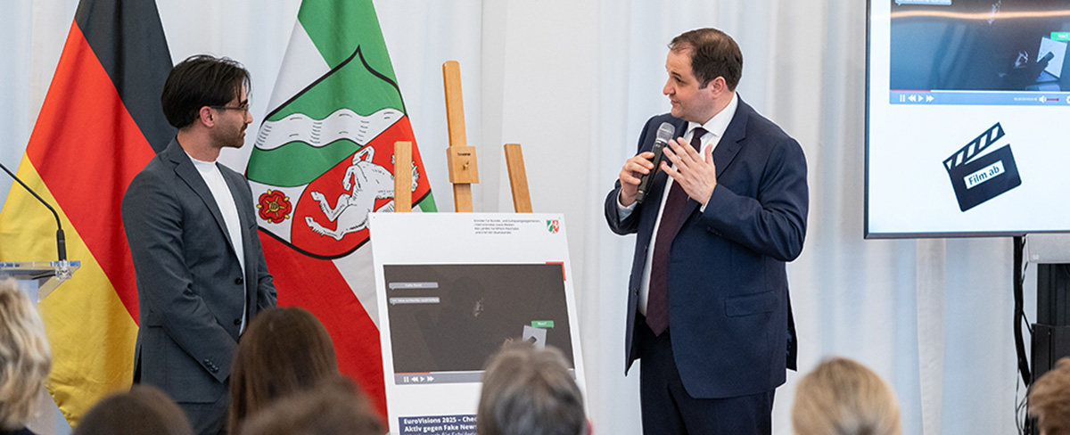 Saber Ansari bei der Laudatio von Nathanael Liminski in der Staatskanzlei in Düsseldorf.