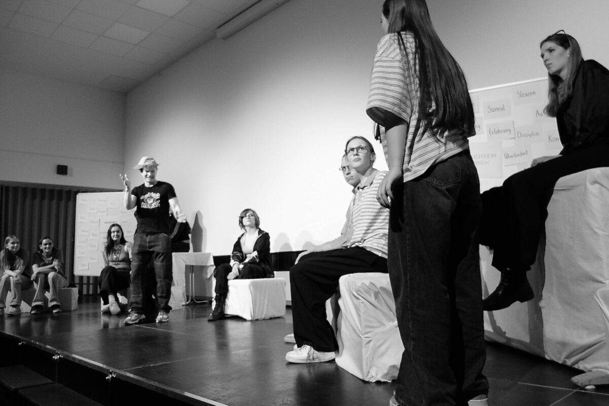 Szene aus dem Theaterstück des Literaturkurses G13, Schuljahr 2025/2026