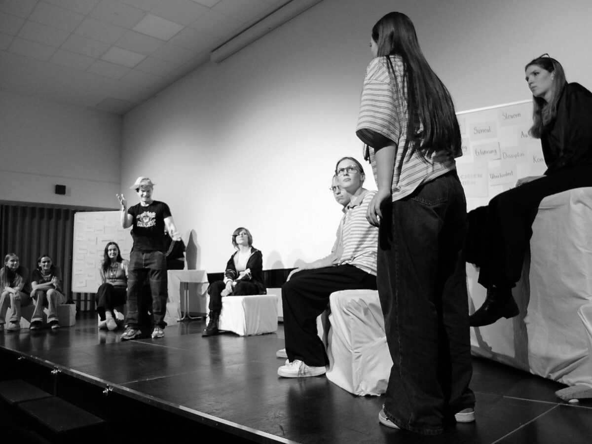 Szene aus dem Theaterstück des Literaturkurses G13, Schuljahr 2025/2026