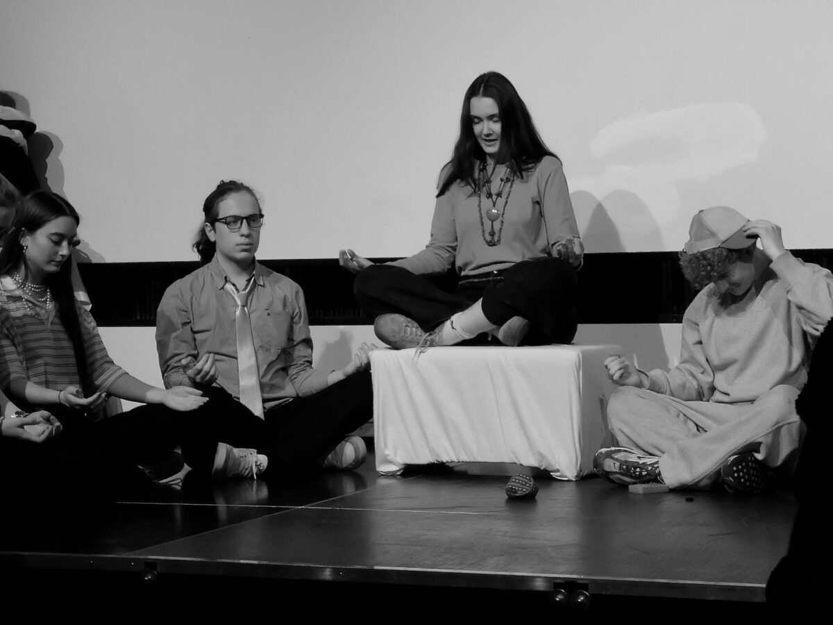 Szene aus dem Theaterstück des Literaturkurses G13, Schuljahr 2025/2026