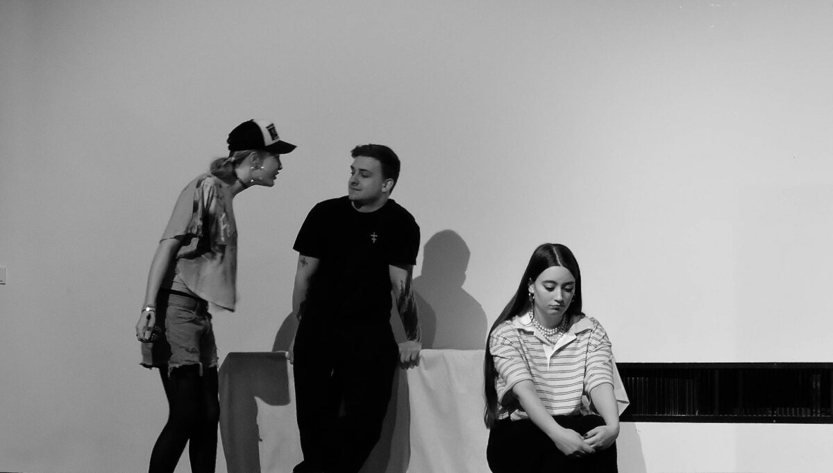 Szene aus dem Theaterstück des Literaturkurses G13, Schuljahr 2025/2026