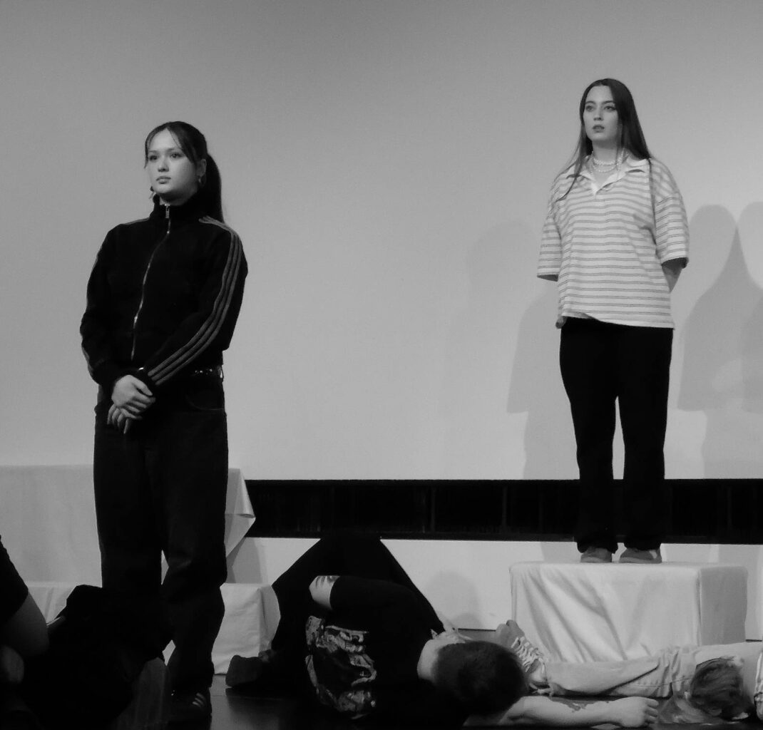 Szene aus dem Theaterstück des Literaturkurses G13, Schuljahr 2025/2026